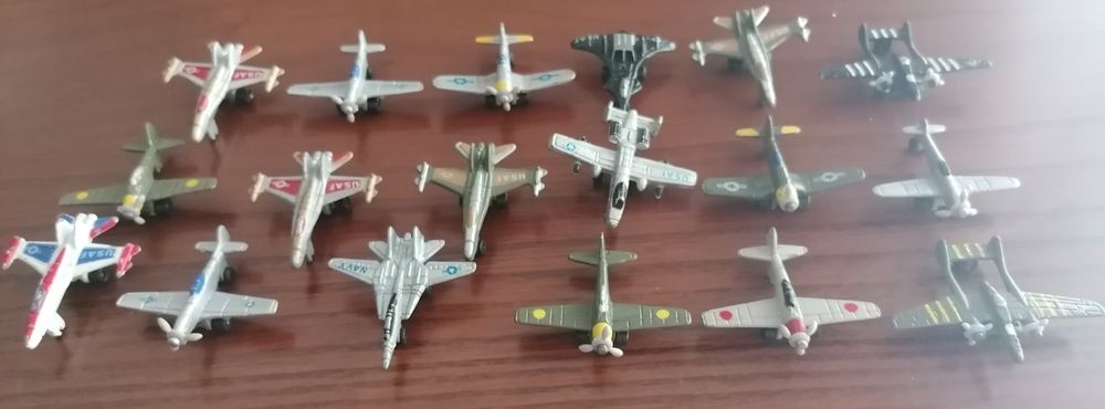 Aviões em metal miniaturas