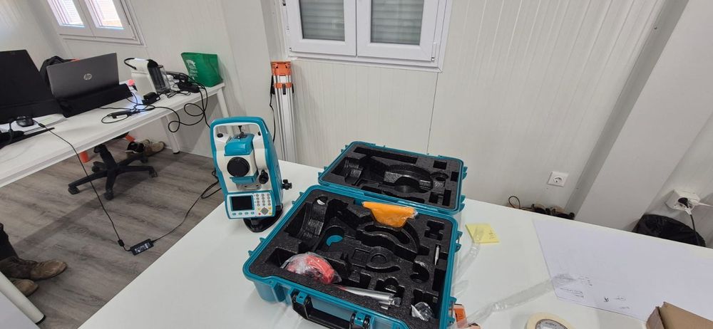 Teodolito com prisma e tripé