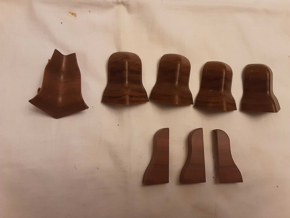 Уголки на пластиковые плинтуса  56 штук  новые