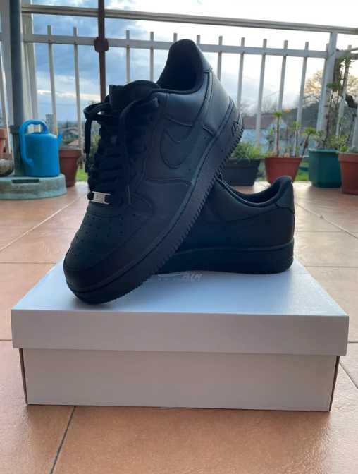 Nike Air Force 1 Low '07 Czarny R.37,5