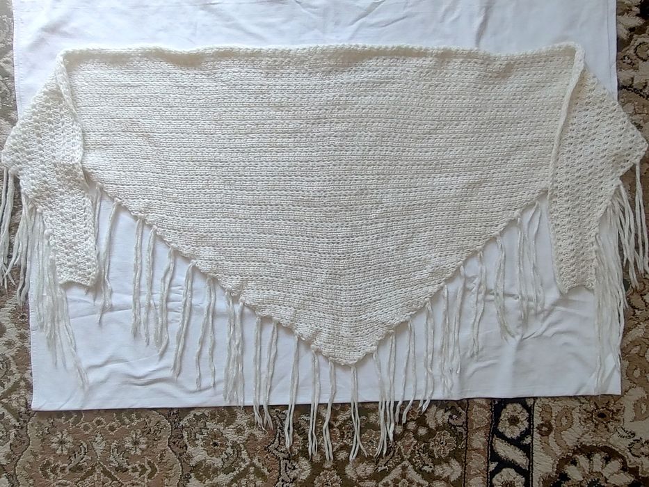 Chusta ecru duża z czasów PRL 174x60 cm