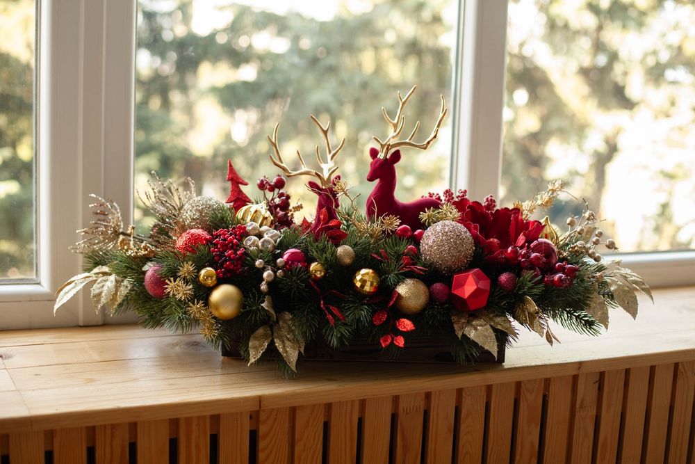 Новорічна композиція з оленями, різдвяний декор в дерев'яному кашпо