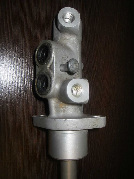 Главный тормозной цилиндр  Nissan 46010-AX701, 46010-AX720