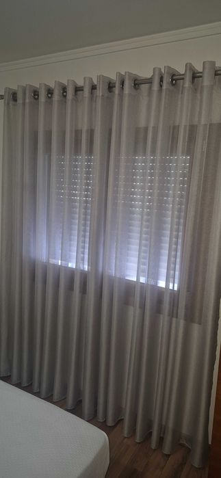 Cortinas com argolas cinza claro