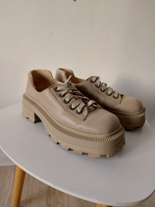 Туфлі жіночі бежеві на масивній підошві. Розмір 38.5