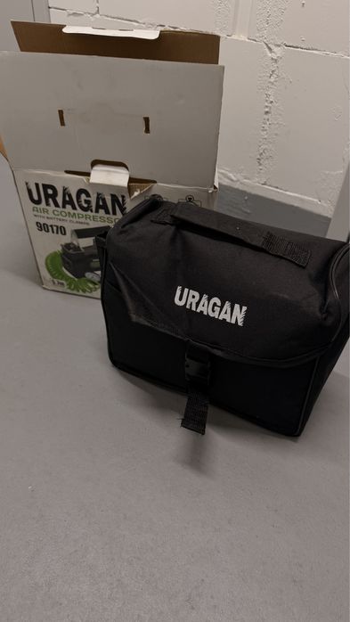 Kompresor samochodowy z pokrowcem.