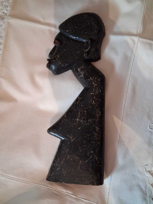 Efígie africana (anos 60/70) em pau-preto artesanal vinda de Angola.