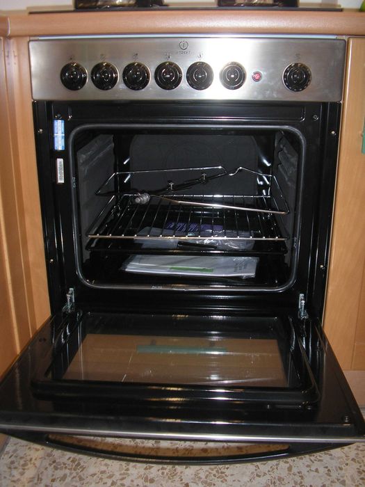 Vendo Forno Elétrico Indesit HPE 20.B IX IB -Artigo de Exposição.
