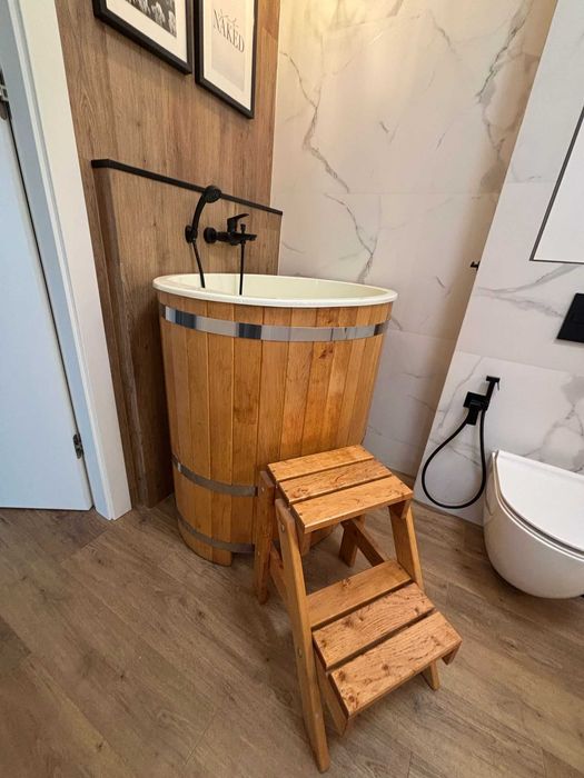 Wolnostojąca wanna beczka z siedziskiem + schodki – wyjątkowy design