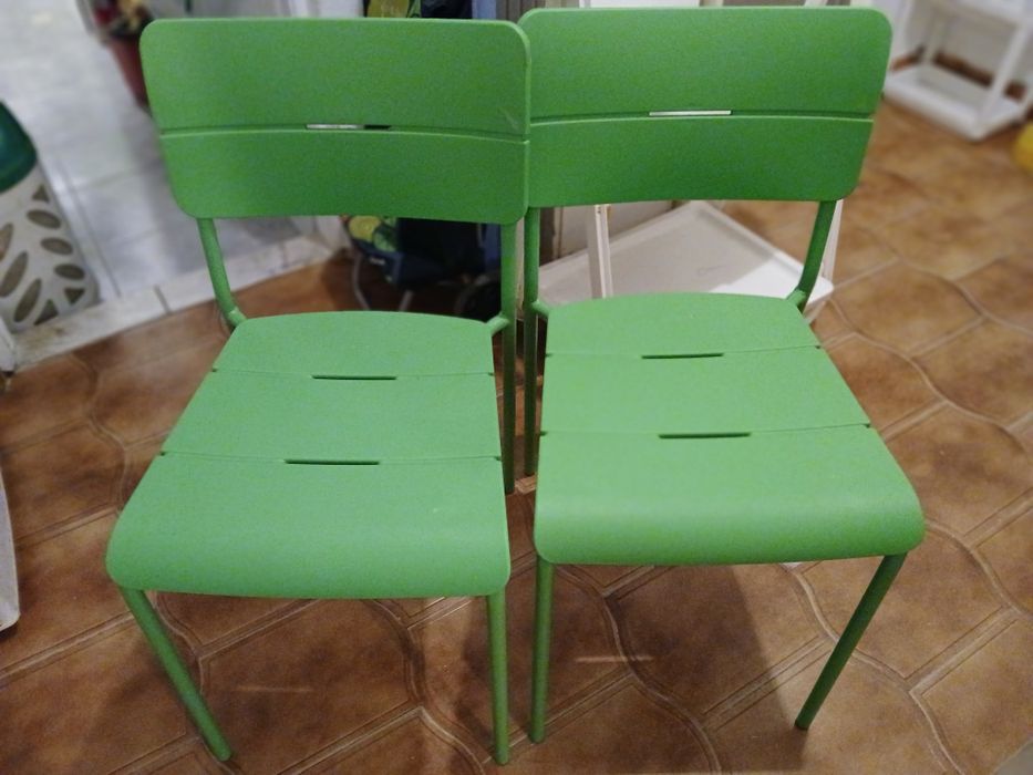 Tenho 6 cadeiras verdes plastico rijo e pés metal