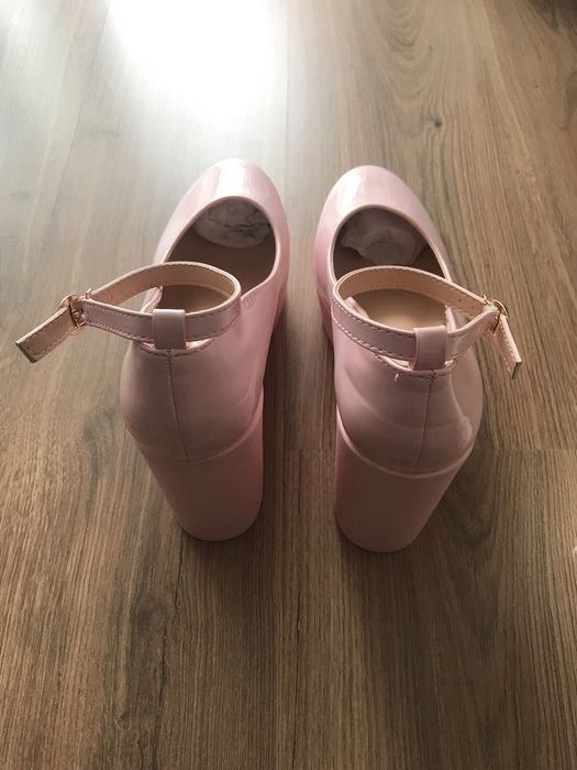 Sapato rosa de salto alto