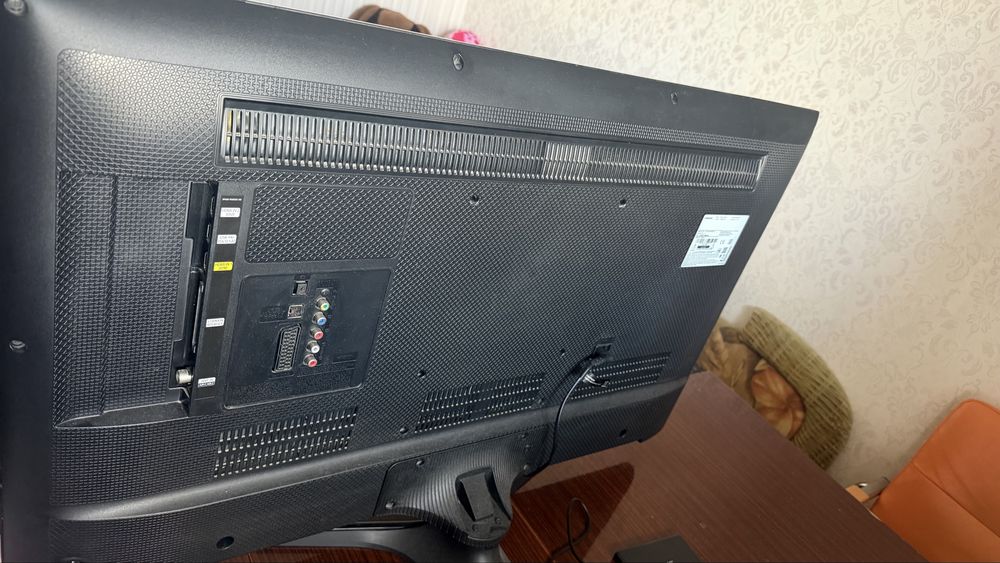 Продам телевізор Samsung UE40J5100AW (40”, Full HD) на запчастини або під відновлення.