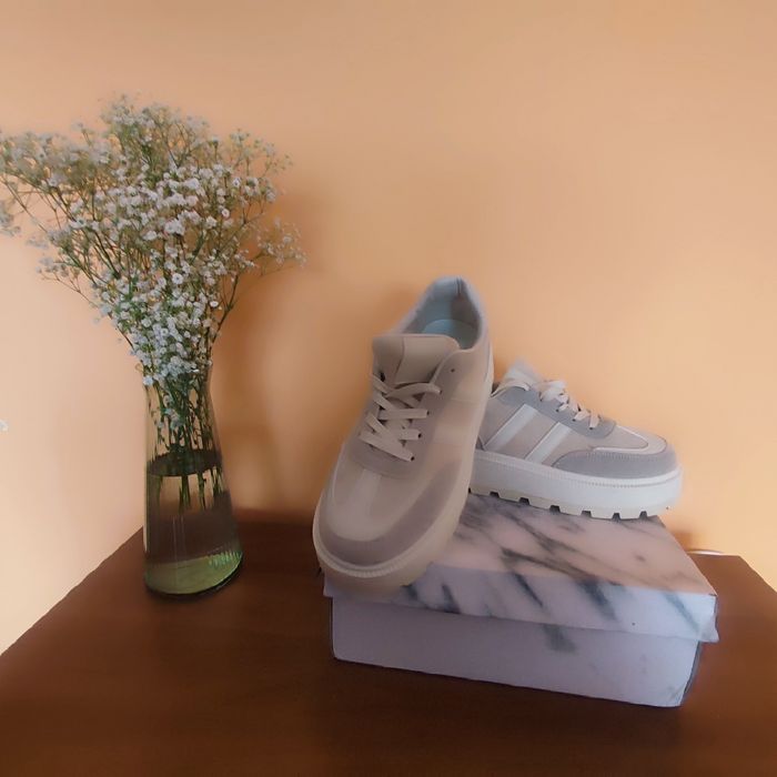 Sportowe obuwie damskie na koturnie