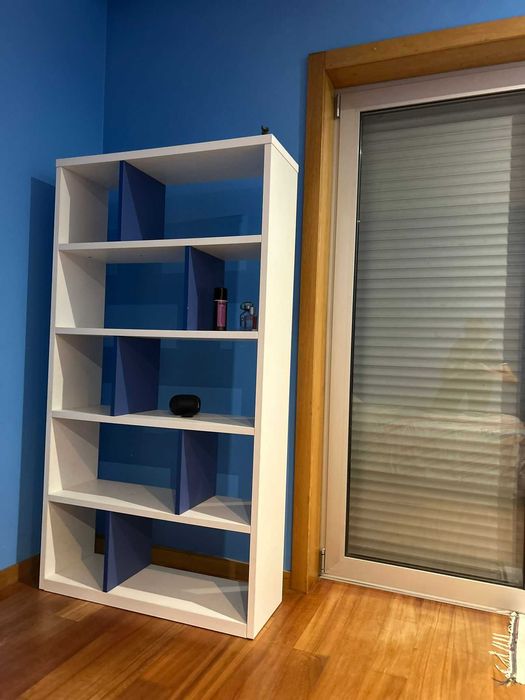 Quarto jovem - Cama, Estante; Mesa de cabeceira.