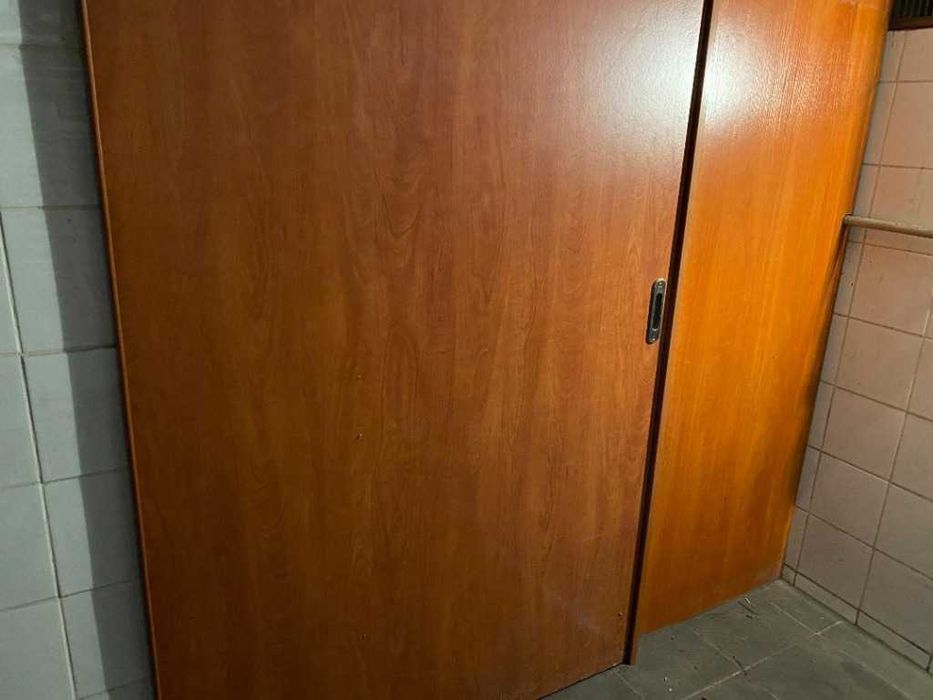 Drzwi przesuwne z prowadnicą - sprawne