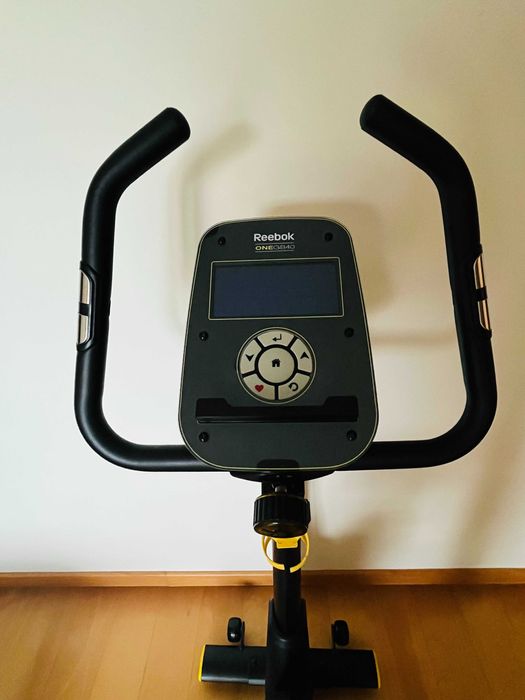 Bicicleta estática Reebok One GB40 em muito bom estado