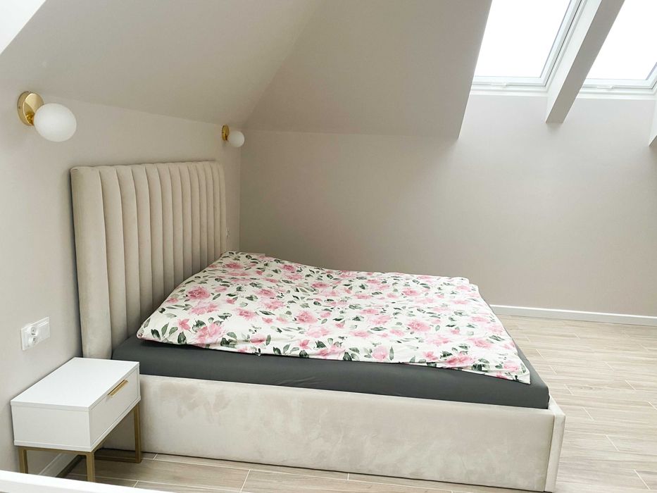 Łóżko tapicerowane półwałki sypialnia panele welur stelaż