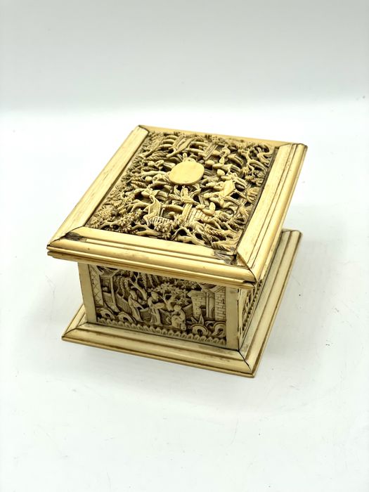 Caixa trabalhada em material nobre, seculo 19