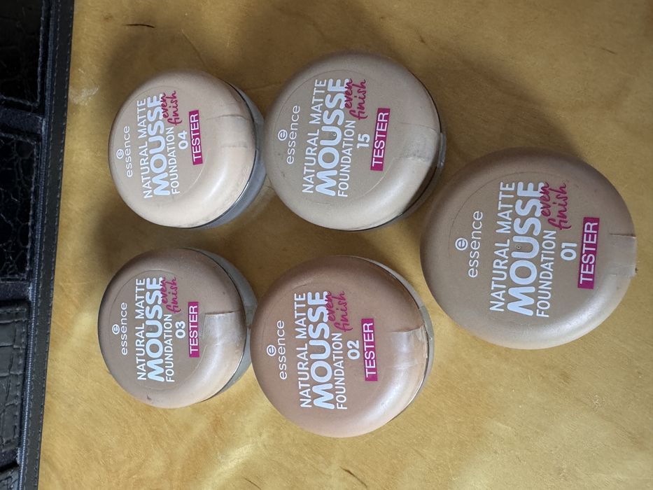 Komplet 5 szt. Essence Natural Matte Mousse Foundation 01, 02, 03, 04, 15