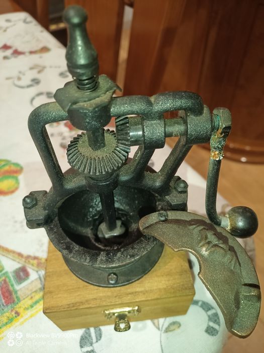 Pequenino moinho de café mas muito robusto