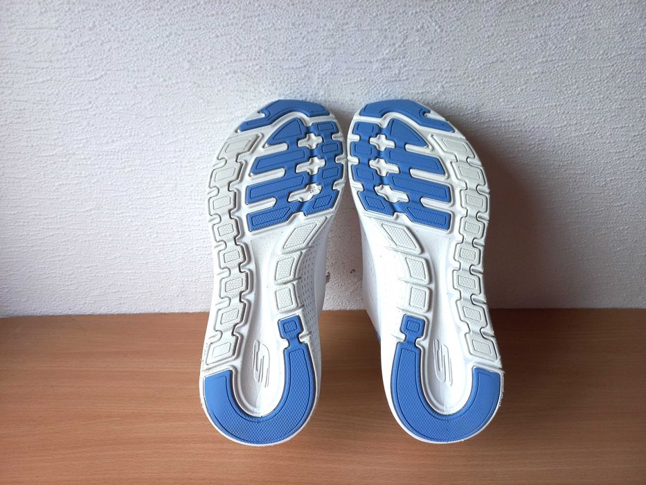 Чудові кросівки Skechers 38-38,5 р.