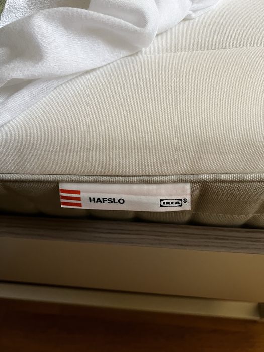 Cama, colção e mesas de cabeceira