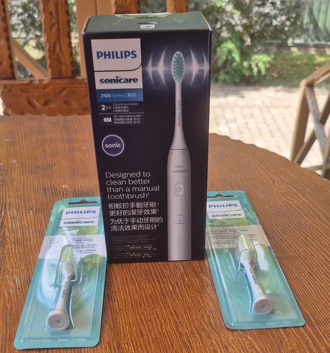 Зубна щітка Philips Sonicare Series 2100 HX2421/02 — звукове очищення, 2 режими, IPX7, до 30 днів роботи та 3 насадки в комплекті.