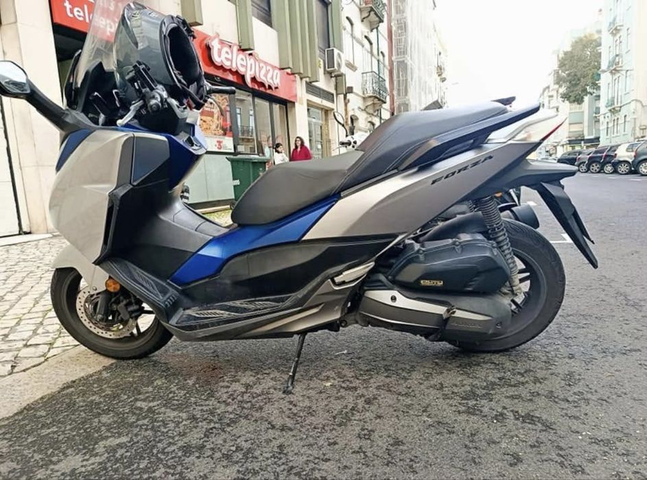 Motociclita.  Honda forza 125 abs