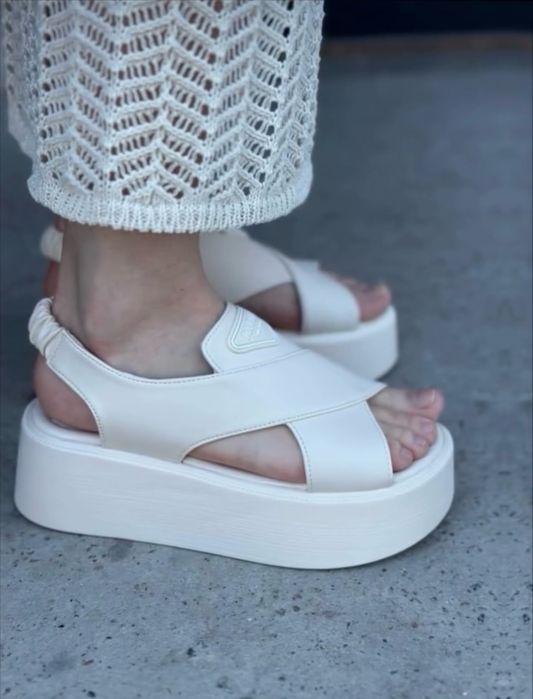 Босоніжки платформа