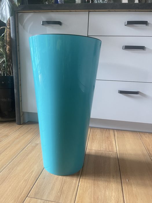 Wysoka plastikowa donica