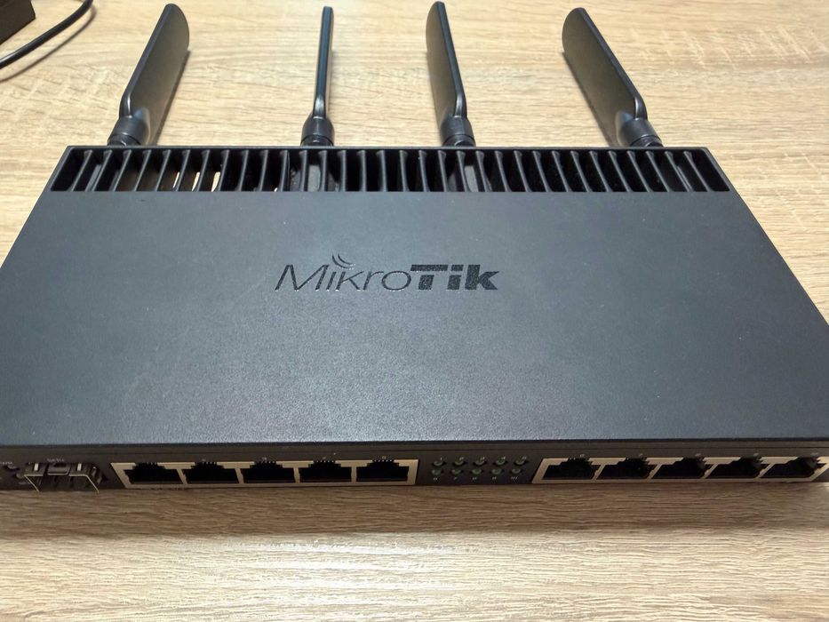 MikroTik RB4011iGS+5HacQ2HnD-IN – router Wi-Fi, idealny stan