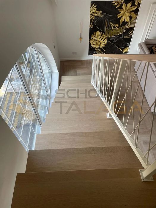 Schody metalowe, stalowe, na konstrukcji, samonośne.