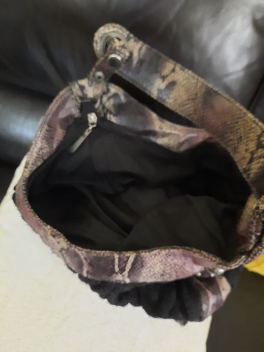 Bolsa em malha, com aplicações metálicas