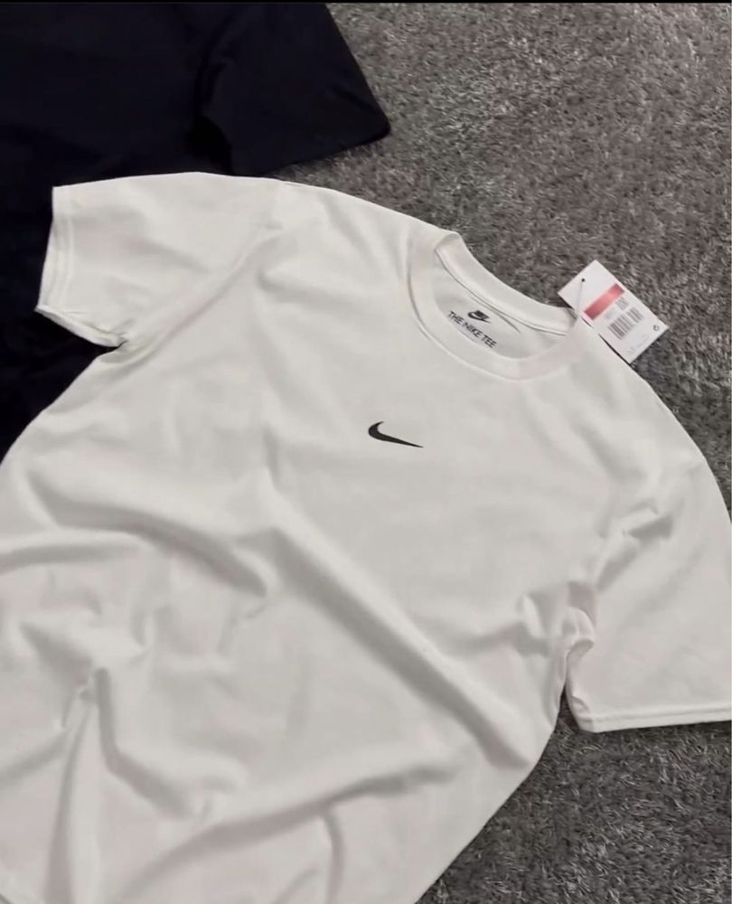 Футболка Nike Center Logo T-Shirt Найк The Nike Tee: 620 грн ...
