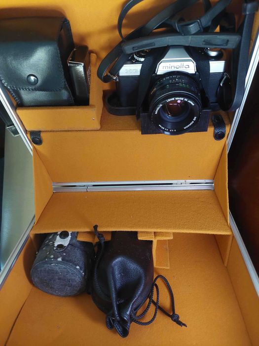 Minolta XG2 + 3 objetivas, flash e mala de couro