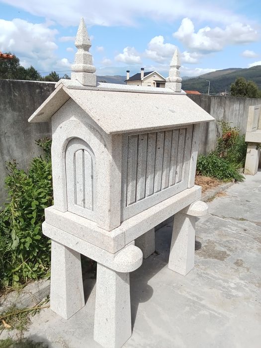 Espigueiro em granito de ponte de lima