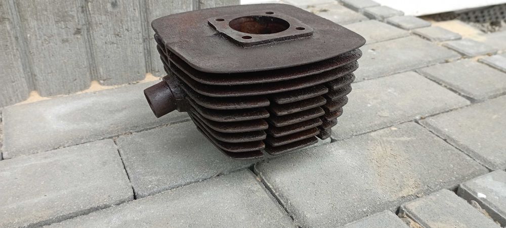 Cylinder żeliwny wsk 125 52 mm cały!