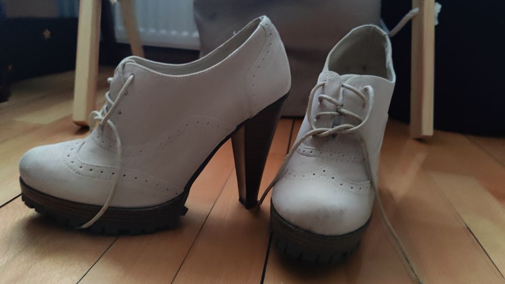 Buty na koturnie zamszowe 40 beżowe