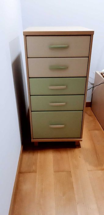 Mobília de quarto solteiro.