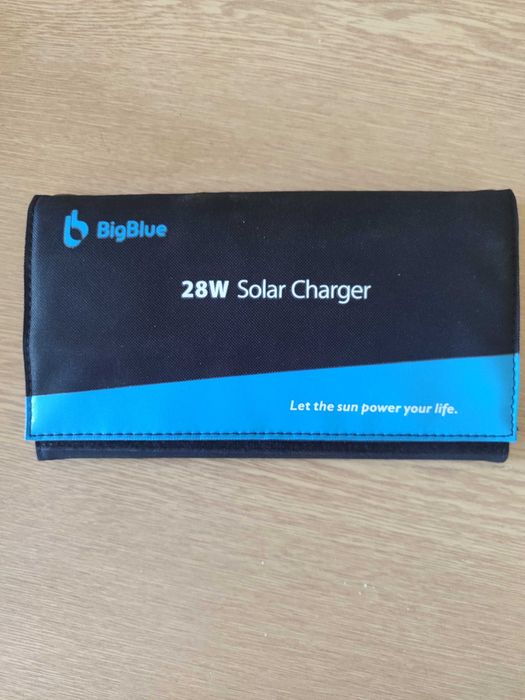 Сонячна панель BigBlue Solar Charger 28W B401. Maє чотири панелі які забезпечують хорошу роботу