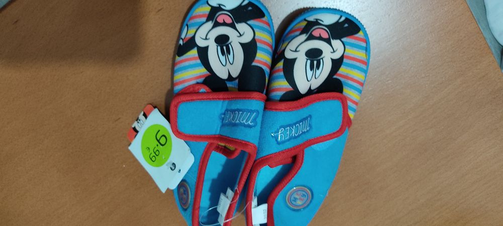 Pantufas novas de menino
