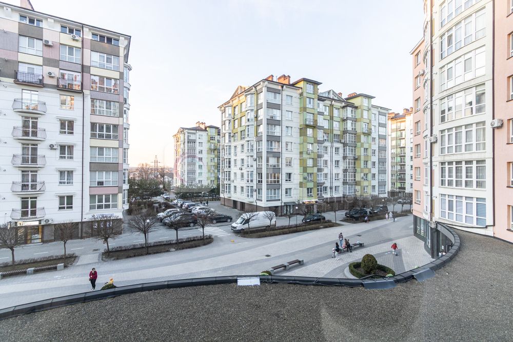 Продається простора 2-к. кв. з ремонтом  біля озера.