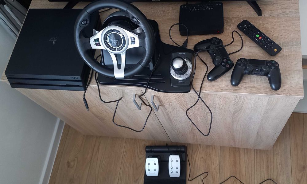 KONSOLA PlayStation 4 z kierownicą i pedałami