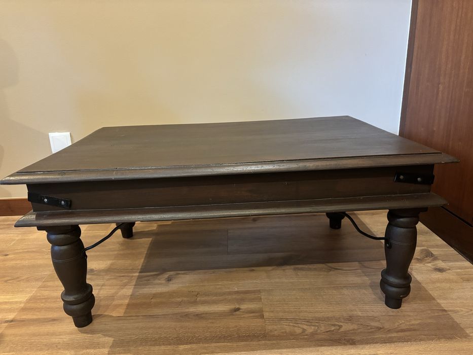 Mesa  de madeira maciça com pormenores de metal