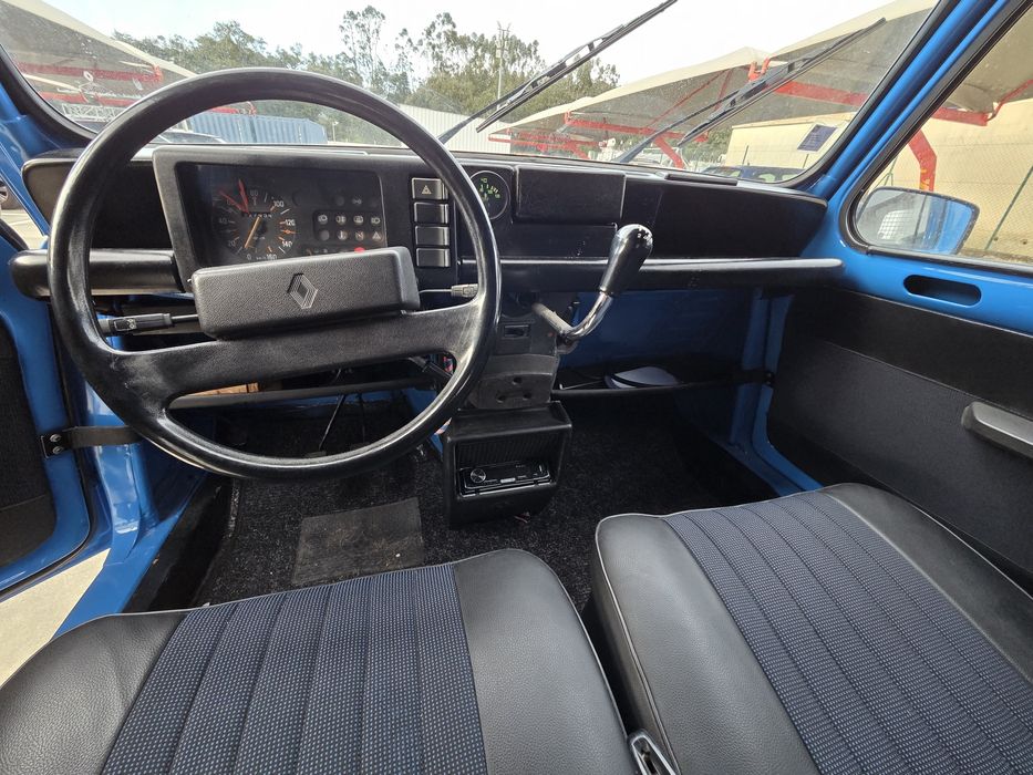 Renault 4F restaurada.