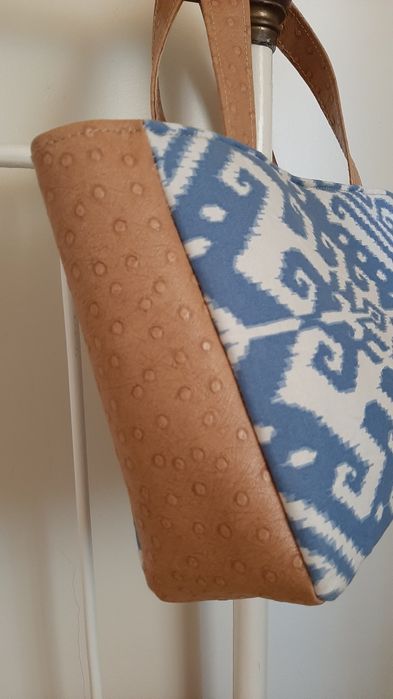 Mala artesanal. Ecopele e tecido tribal azul. Nova