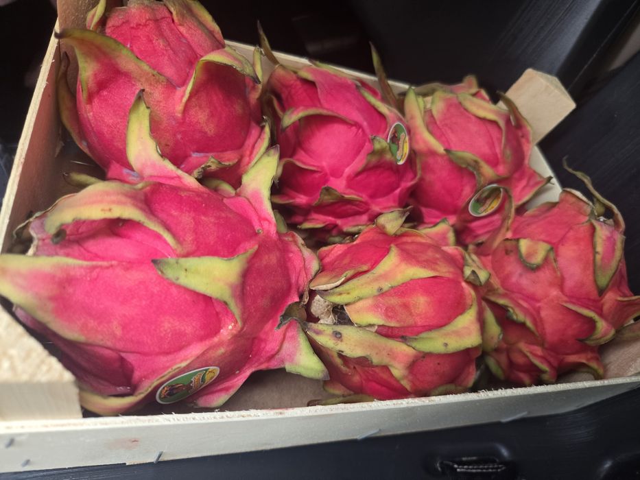 Caixas de pitayas deliciosas para entregas
