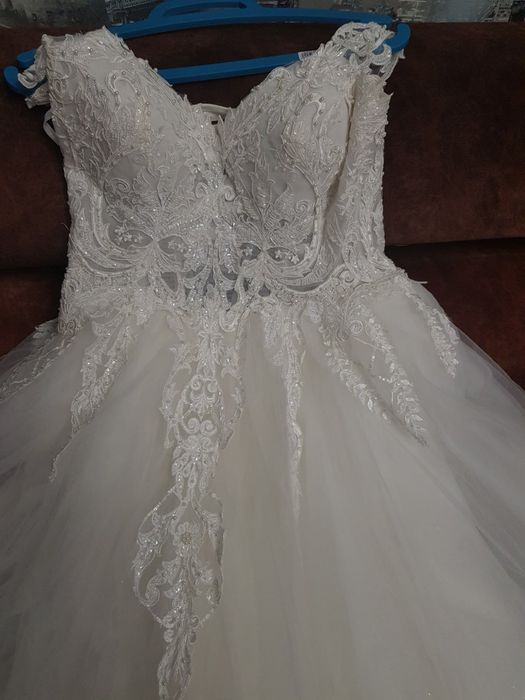 Продам весільню сукню