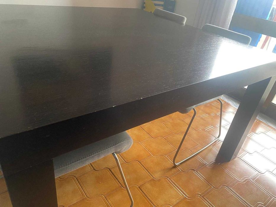 Mesa em madeira wengue e cadeiras