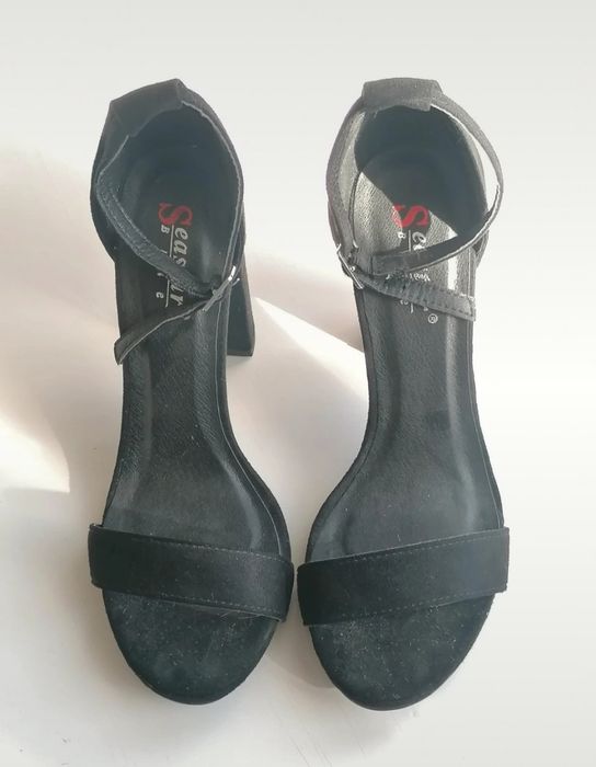 Czarne sandałki na obcasie